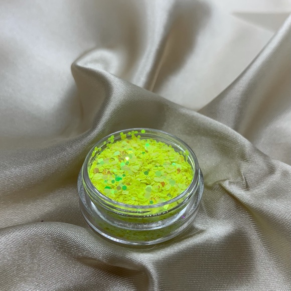 Cosmetic glitter - Picture 1 of 2
